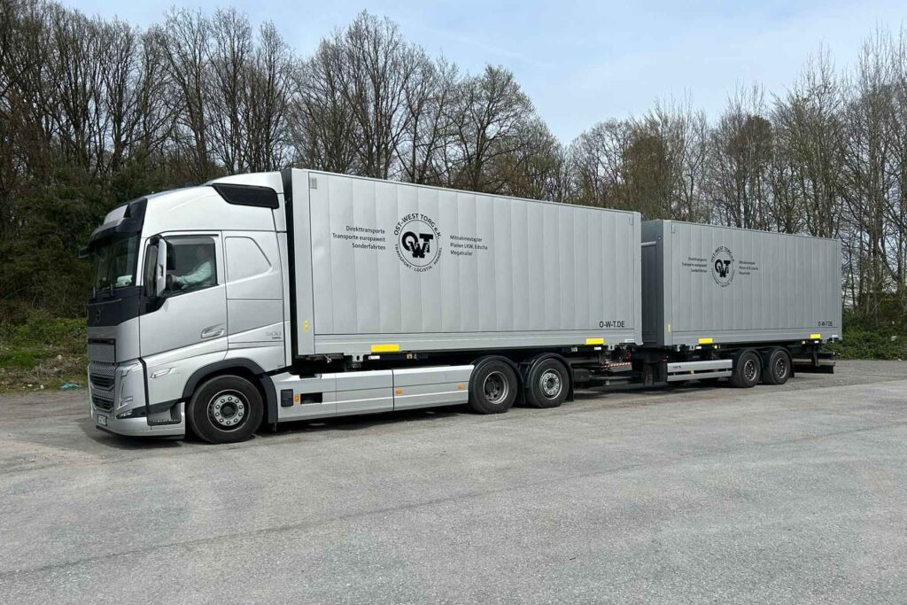 Unser Gliederzug transportiert bis 72 Eurostellplätze im Doppelstock. Hebebühne und Hubwagen Abholung sowie Zustellung möglich.
